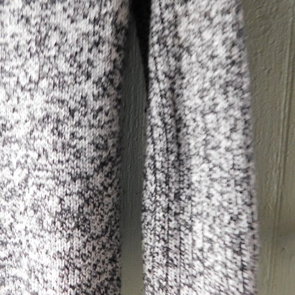 Ribbed High Low Sweater - Picture 10 of 11